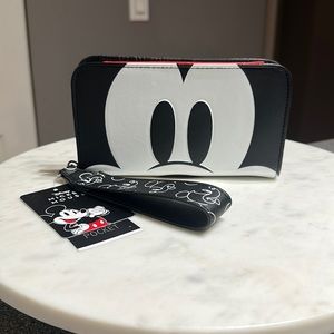 NWT Disney’s Mickey Mouse Wristlet Tech Wallet